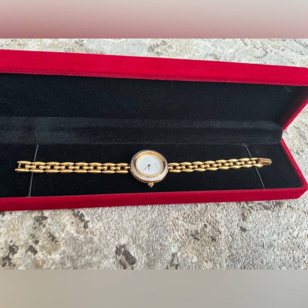 Beautiful DRESSY GUCCI chain bezel watch🔥🔥🔥 - Picture 4 of 16